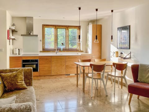 Light and airy open plan living space | Finch Cottage, Farnborough, near Banbury