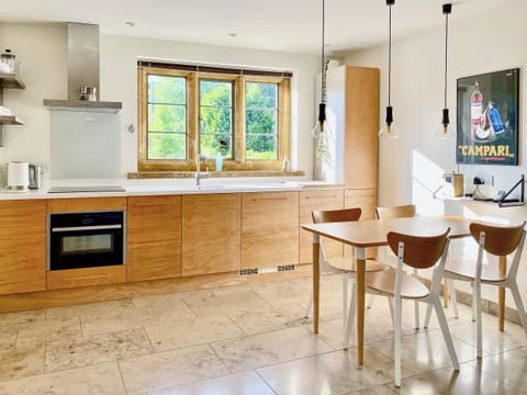 Light and airy open plan living space | Finch Cottage, Farnborough, near Banbury