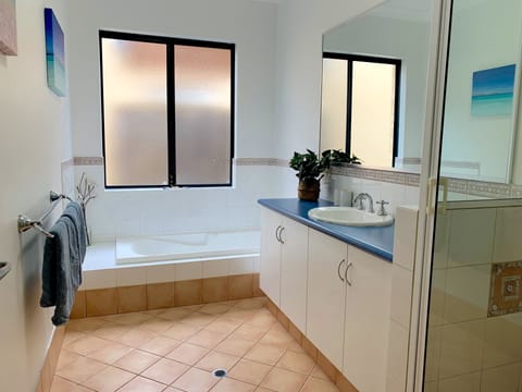 Combined shower/tub, jetted tub, hair dryer, towels