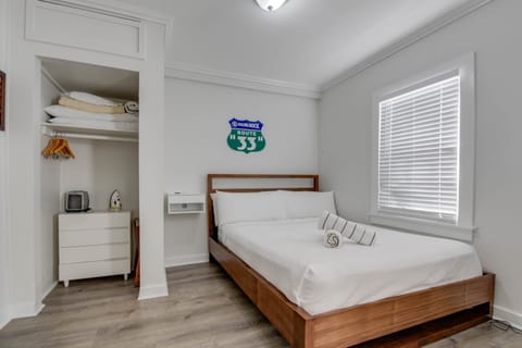 Coconut Palm - Bedroom 1 - Queen