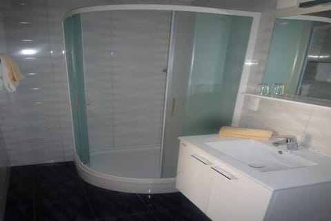 Bathroom | Shower, towels, toilet paper