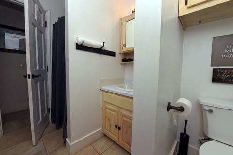 Combined shower/tub, free toiletries, hair dryer, towels