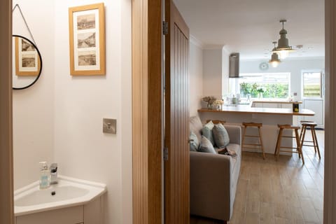 Lakeview - hallway through to kitchen