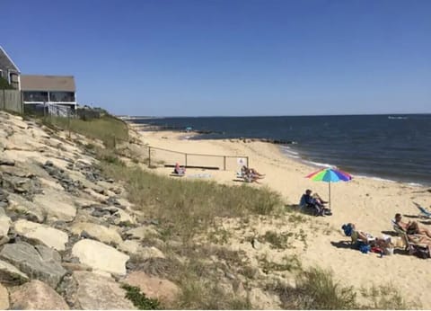 Beach nearby, sun loungers, beach towels