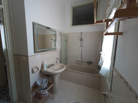 Combined shower/tub, hair dryer, bidet, towels