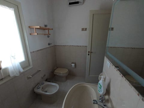 Combined shower/tub, hair dryer, bidet, towels