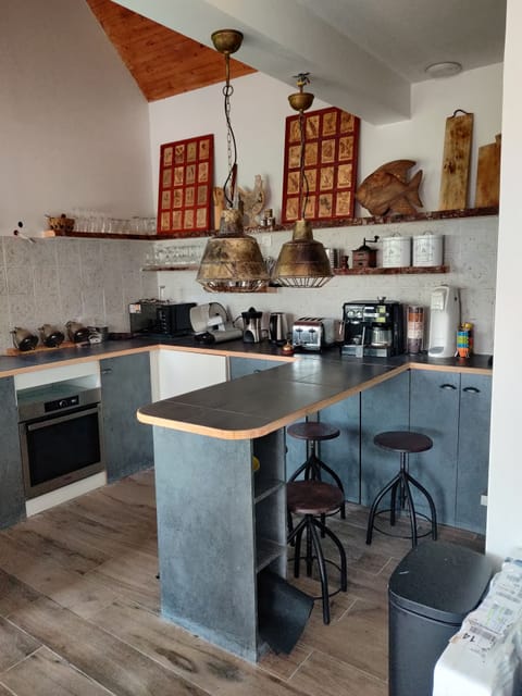 Cuisine équipée 
Café filtre et percolateur
Trancheuse
Distributeur de glaçon
…