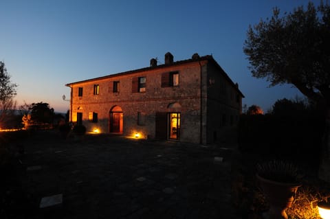 Villa Giuncheto at dusk