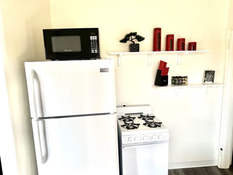 Full-size fridge, microwave, oven, stovetop