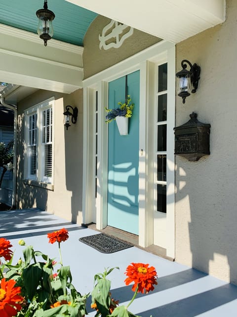 Your welcoming entrance to Picket Fence Cottage!