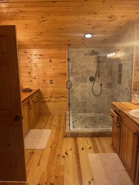 Combined shower/tub