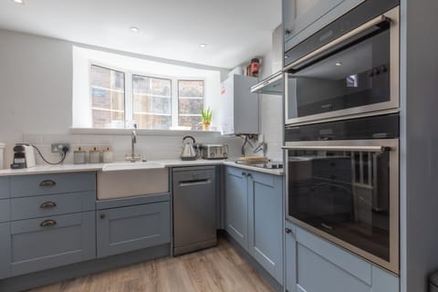 Private kitchen | Oven, stovetop