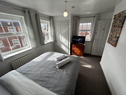 4 bedrooms, iron/ironing board, free WiFi, bed sheets