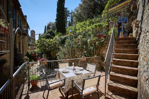 private terrace overlooking the garden (3)