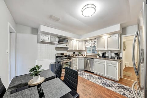Lots of space to prepare and enjoy your diner in the kitchen area