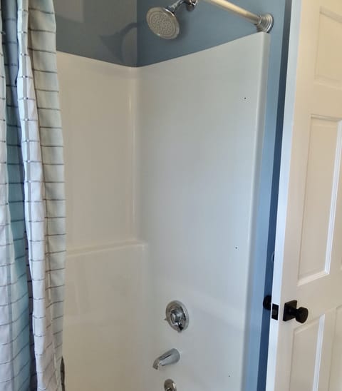 Combined shower/tub, towels