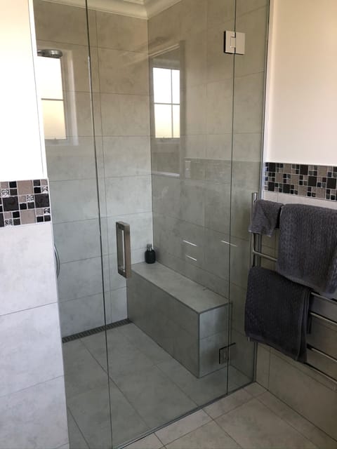 Roomy large shower with seat
