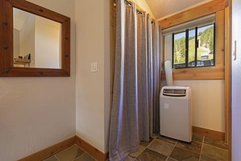 Combined shower/tub, hair dryer, towels