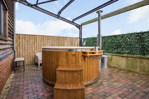 Folly View Hot Tub - StayCotswold