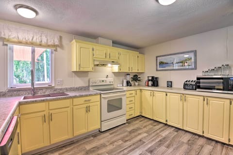 The fully equipped kitchen has a sunny yellow-theme and ample appliances!
