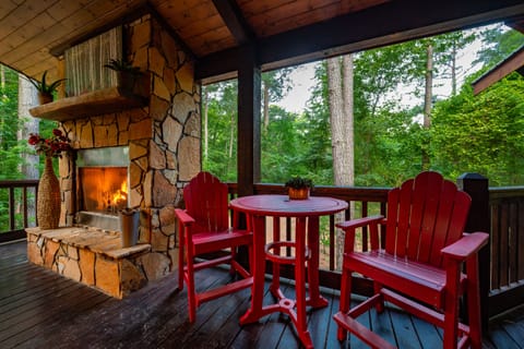 Cozy little table & chairs to enjoy the great outdoors....