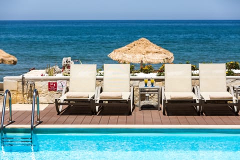 Private pool exactly in front of sandy beach!