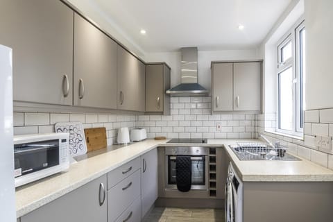 Sandy Retreat - 3 Bedroom Holiday Home - Tenby (940)