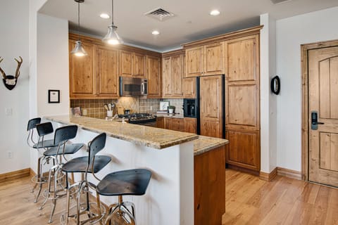Kitchen counter with seating for 4.