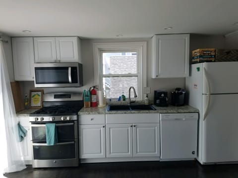 Full-size fridge, microwave, oven, stovetop