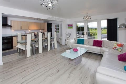 large dining/kitchen area with all appliances