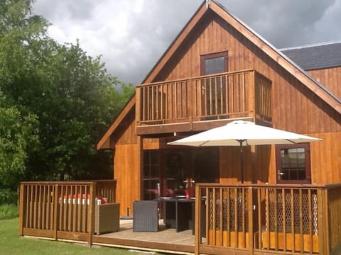 large lodge with outdoor garden, hot tub and furniture