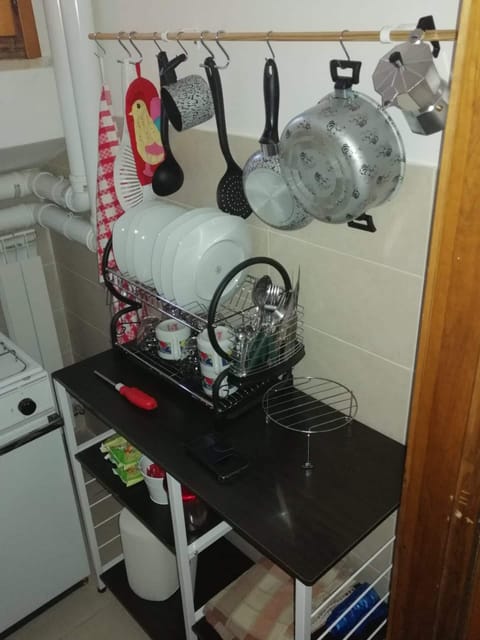 Fridge, stovetop, coffee/tea maker, electric kettle