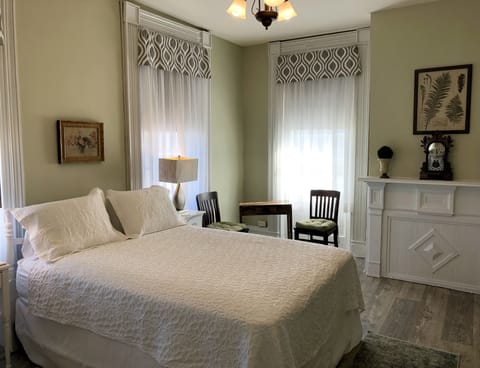 Room 1: queen bed, private bath, TV, A/C, Wifi, 2nd floor East facing