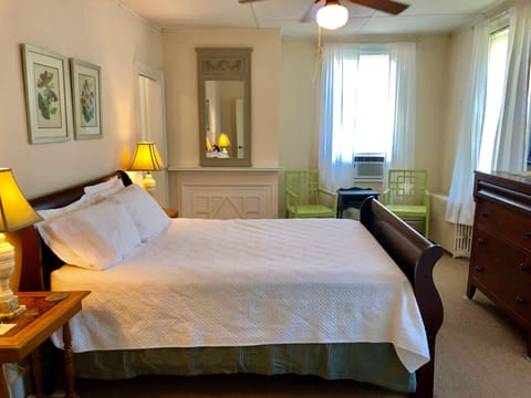Room 7: queen size bed, private bath, TV, A/C, Wifi, third floor West facing