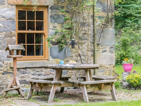Sitting-out-area | Grantully Cottage, Aberfeldy