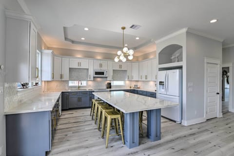 Fully Equipped Kitchen | Breakfast Bar