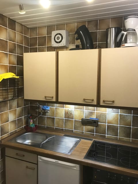 Fridge, oven, stovetop, coffee/tea maker