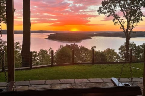 This lakefront Garfield vacation rental is a nature lover's dream oasis.