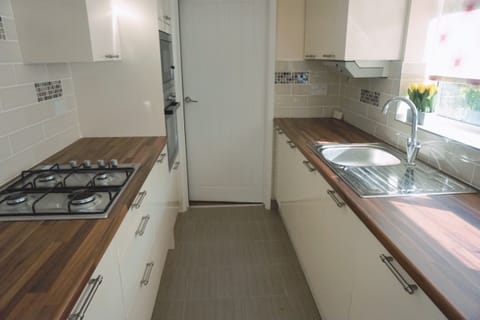 Private kitchen | Fridge, microwave, oven, stovetop