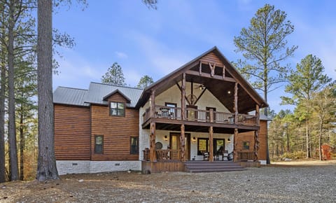 Welcome to Yellowstone Lodge! Sleeps 26 & has all the entertainment!