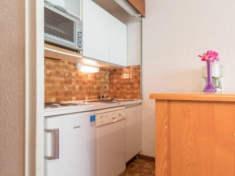 Fridge, stovetop, dishwasher, coffee/tea maker