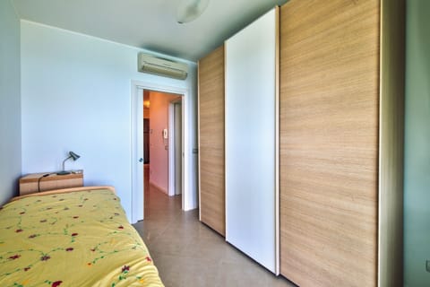 Single bed with pull out bed