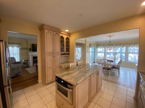 Private kitchen | Fridge, microwave, oven, stovetop