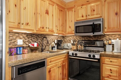 Full kitchen w/ stainless steel throughout