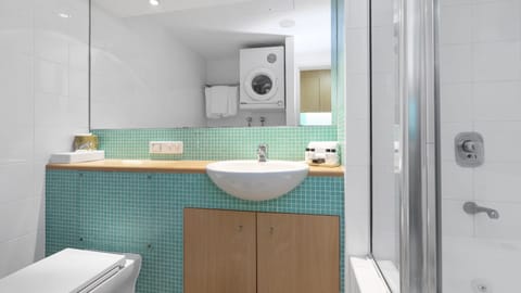 Combined shower/tub, towels