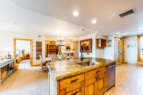 Private kitchen | Fridge, microwave, oven, stovetop