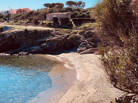 Beach nearby, sun loungers, beach towels