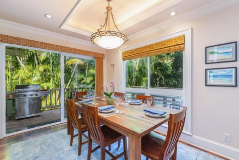 Dining room with 7 seats, additional seating on the lanai patio.