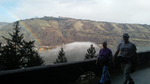 Walking the Twin Tunnel trail between Mosier and Hood River