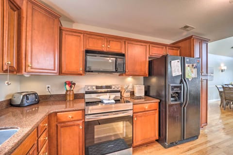 Full-size fridge, microwave, stovetop, dishwasher